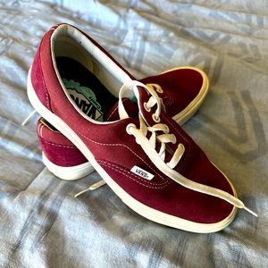 Maroon laced vans with comfy Cush insoles. ⭐️only won a few times⭐️